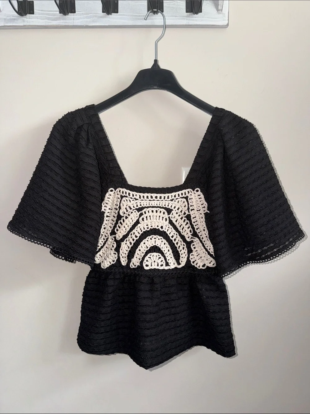 Sarah Hann x Anthropologie Black & Cream Flutter Sleeve Crochet Top - Small